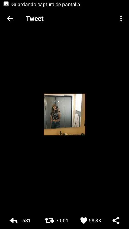 这张女孩在镜子前自拍照吓坏上万网友 放大后才发现这“亮点”!
