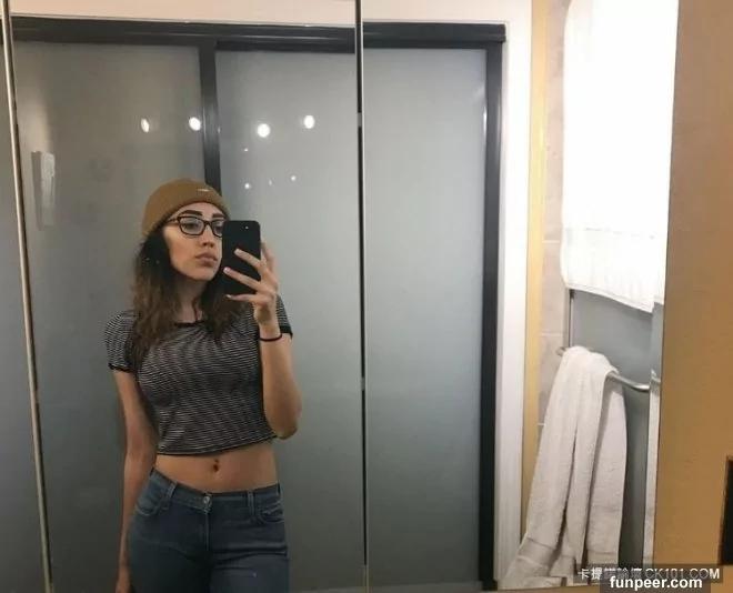 这张女孩在镜子前自拍照吓坏上万网友 放大后才发现这“亮点”!