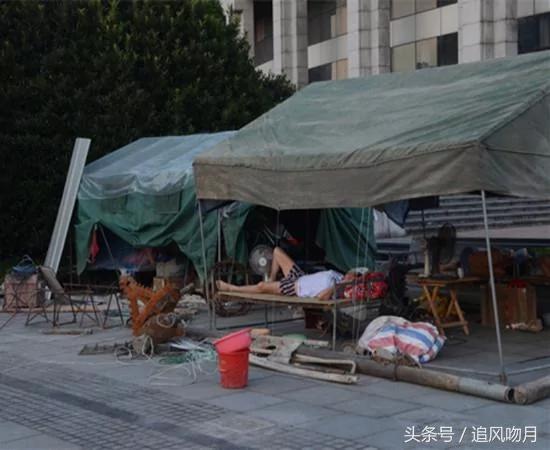我勤工俭学被包工头女儿赶出工地 10年后我开豪车把她娶进家门!