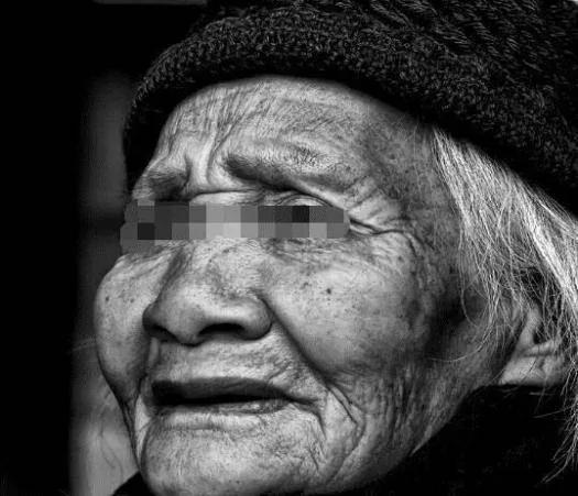 母亲为儿娶妻花光所有 儿子却让她睡牛棚 一辆豪车将母亲接走 儿子傻眼了!