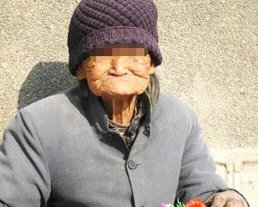 母亲为儿娶妻花光所有 儿子却让她睡牛棚 一辆豪车将母亲接走 儿子傻眼了!