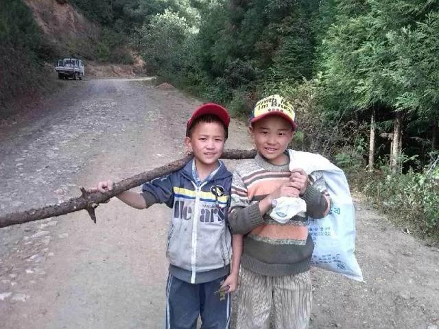 母亲出车祸正在抢救 老婆玩手机 抢下手机我泪如雨下!