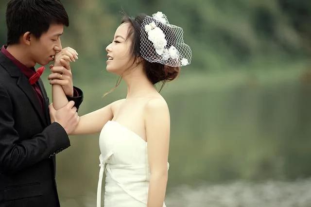 母亲出车祸正在抢救 老婆玩手机 抢下手机我泪如雨下!