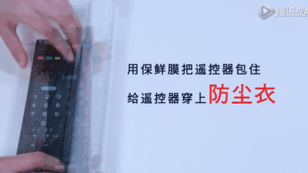 她撕了一张“保鲜膜”放在浴室外的脚踏垫下 居然就简单解决妈妈多年来的困扰了
