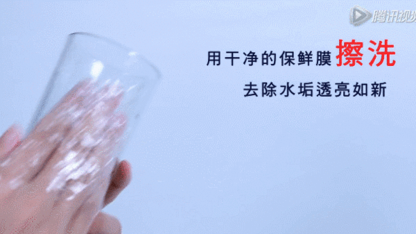 她撕了一张“保鲜膜”放在浴室外的脚踏垫下 居然就简单解决妈妈多年来的困扰了