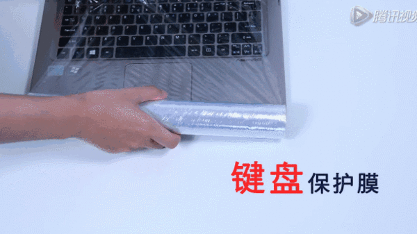 她撕了一张“保鲜膜”放在浴室外的脚踏垫下 居然就简单解决妈妈多年来的困扰了