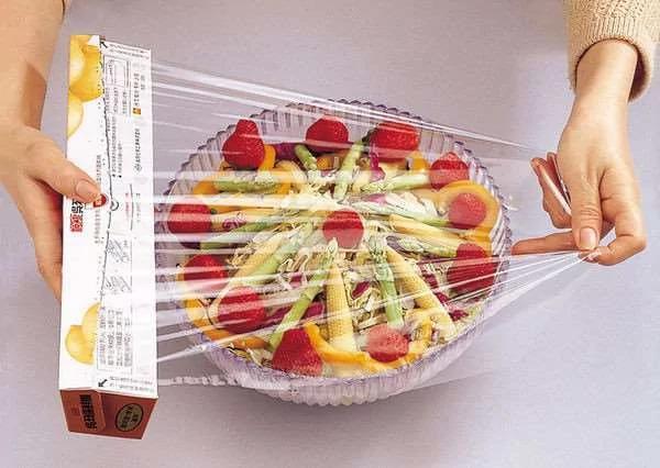 她撕了一张“保鲜膜”放在浴室外的脚踏垫下 居然就简单解决妈妈多年来的困扰了