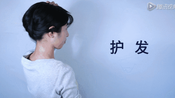 她撕了一张“保鲜膜”放在浴室外的脚踏垫下 居然就简单解决妈妈多年来的困扰了