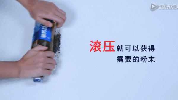她撕了一张“保鲜膜”放在浴室外的脚踏垫下 居然就简单解决妈妈多年来的困扰了