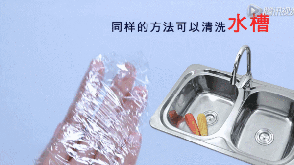 她撕了一张“保鲜膜”放在浴室外的脚踏垫下 居然就简单解决妈妈多年来的困扰了