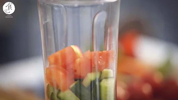 立夏养生重养心 吃红色食物5步做番茄冷汤