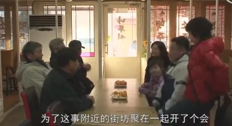 小狗抛弃原主人 自己选择新主人 邻居为此开讨论会!