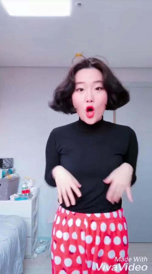 爷爷撞见孙女在房内热舞 表情超困惑!孙女一句话「阿公立刻大变身」
