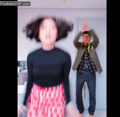 爷爷撞见孙女在房内热舞 表情超困惑!孙女一句话「阿公立刻大变身」
