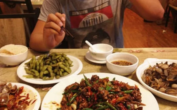 为了吃霸王餐故意在饭里加烟头 老板娘这样做 他甘愿付双份的饭钱!