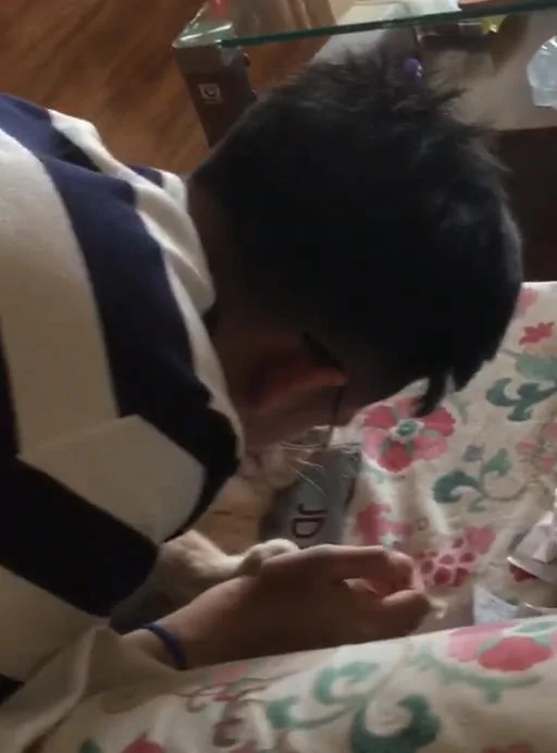 女子提前下班回家 看到丈夫趴沙发上 悄悄走过去看到这幕!