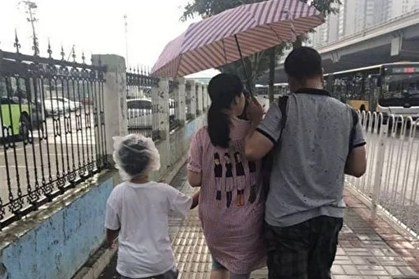 “爸妈是真爱我只是意外” 一张雨中照惹网友爆笑