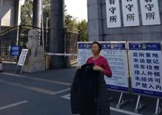 江天勇妹妹江金萍表示，她在探监时尝试查问江天勇记忆力衰退的原因，但就立即被警察阻止。（金变玲提供，拍摄日期不详）
