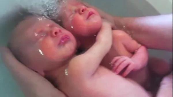 新生雙胞胎緊緊抱在一起洗澡 以為還在媽媽肚子里…