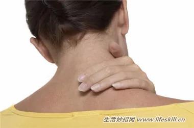 玩手机肩颈僵硬、酸痛 只需10秒就缓解~神奇吧?