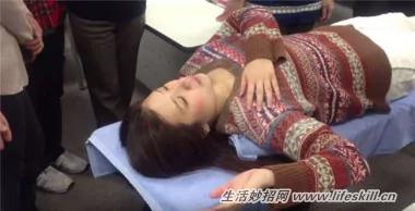 玩手机肩颈僵硬、酸痛 只需10秒就缓解~神奇吧?
