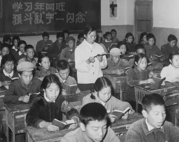 【文革老照片】江青亲自参与设计并引领文革女装潮流的连衣裙