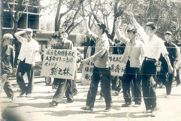 【文革老照片】江青亲自参与设计并引领文革女装潮流的连衣裙