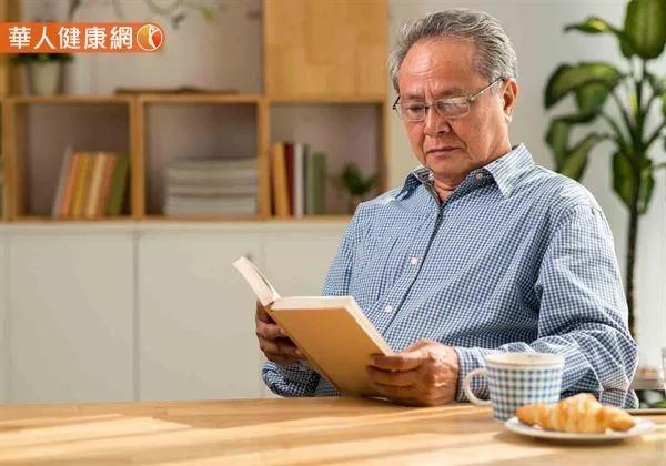 白发是肾精不足〜巧按手心手背3穴位补一补