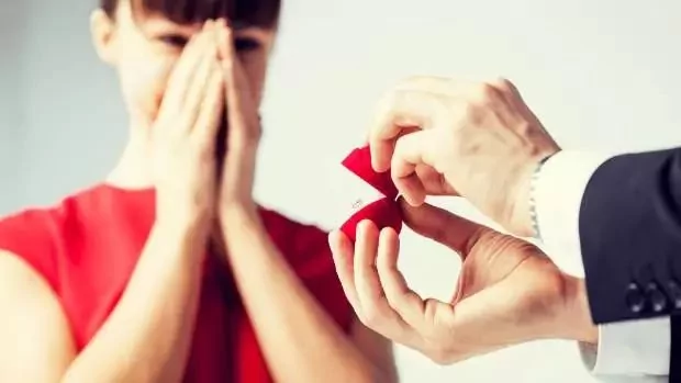 女网友晒直男未婚夫送的戒指 把网友们都丑哭了…