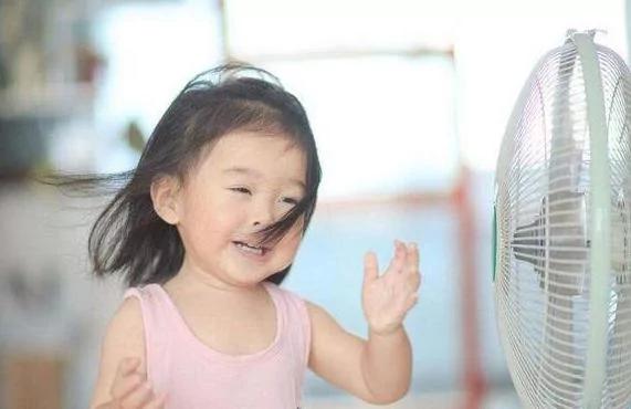 夏天电风扇越吹越热了?风扇里加点“它” 吹起来比空调更凉爽