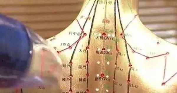 她听“中医”建议 用“吹风机”每天在“这里”吹一分钟后 摆脱手脚冰冷!