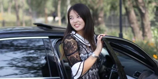 贵妇羞辱乞丐 要他叫狗“一声爸”!没想到乞丐叫完十次 贵妇的脸丢尽了!
