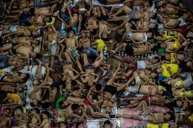 瞠目结舌:800人的监狱硬生生塞进四千人