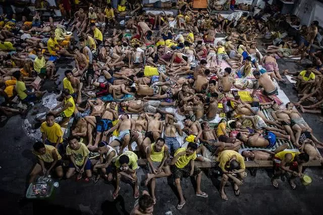 瞠目结舌:800人的监狱硬生生塞进四千人