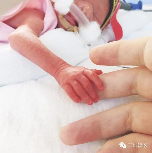 她有3个熊孩子 又生了三胞胎..所有看到的人都哭了!