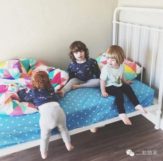 她有3个熊孩子 又生了三胞胎..所有看到的人都哭了!