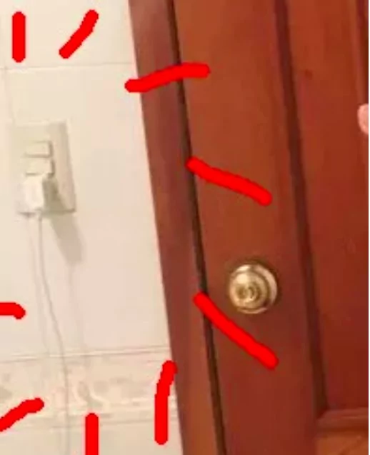 妹子在厕所拍了张自拍 大家看后都跑偏了…这是什么鬼