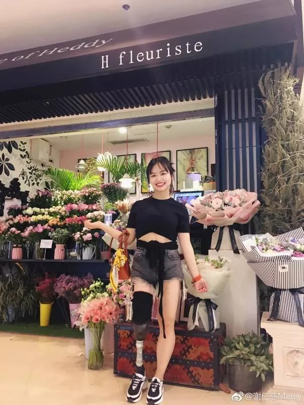 22岁女孩惹何炅泪奔:当她脱下裙子 你才知道有多美