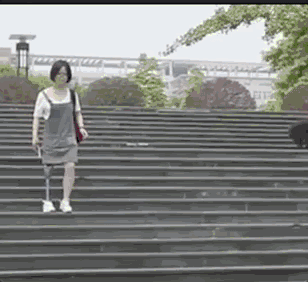 22岁女孩惹何炅泪奔:当她脱下裙子 你才知道有多美