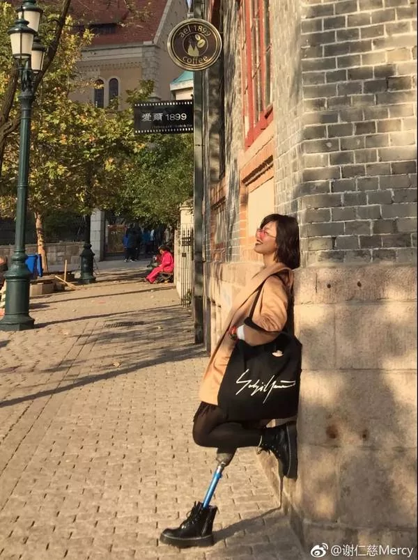 22岁女孩惹何炅泪奔:当她脱下裙子 你才知道有多美