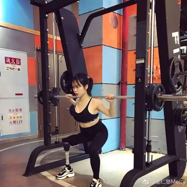 22岁女孩惹何炅泪奔:当她脱下裙子 你才知道有多美