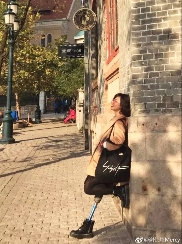 22岁女孩惹何炅泪奔:当她脱下裙子 你才知道有多美