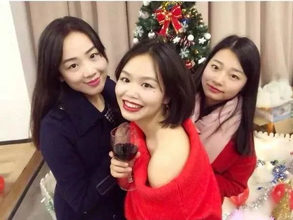 22岁女孩惹何炅泪奔:当她脱下裙子 你才知道有多美