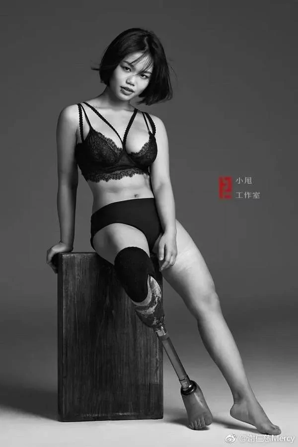 22岁女孩惹何炅泪奔:当她脱下裙子 你才知道有多美