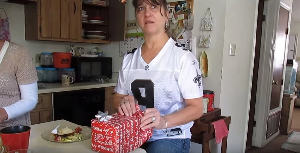 她收到女儿突然送的礼物 以为是恶作剧 最后拆出改变她人生的大惊喜
