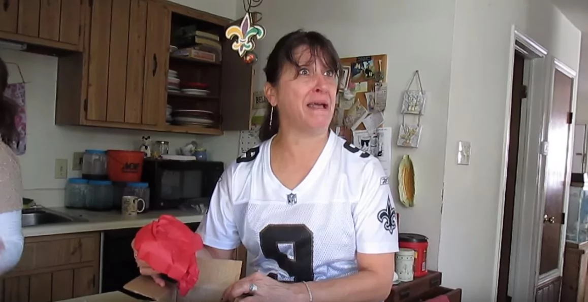 她收到女儿突然送的礼物 以为是恶作剧 最后拆出改变她人生的大惊喜