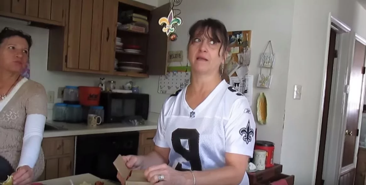 她收到女儿突然送的礼物 以为是恶作剧 最后拆出改变她人生的大惊喜