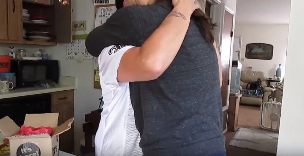 她收到女儿突然送的礼物 以为是恶作剧 最后拆出改变她人生的大惊喜