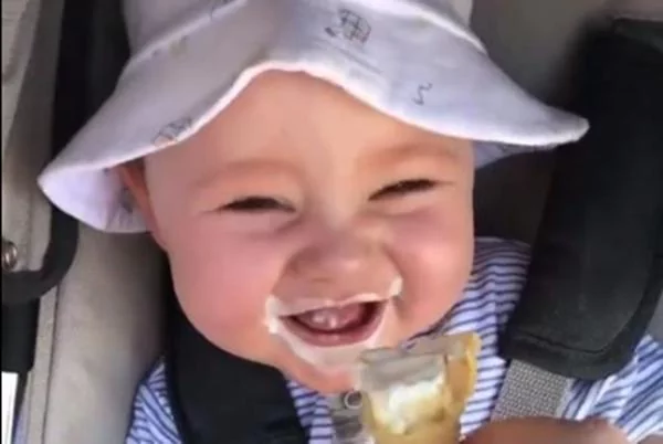 小宝宝第1次吃冰淇淋「像发现新大陆」!舔一口后发出「全世界最纯真的笑声」。