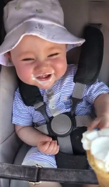 小宝宝第1次吃冰淇淋「像发现新大陆」!舔一口后发出「全世界最纯真的笑声」。